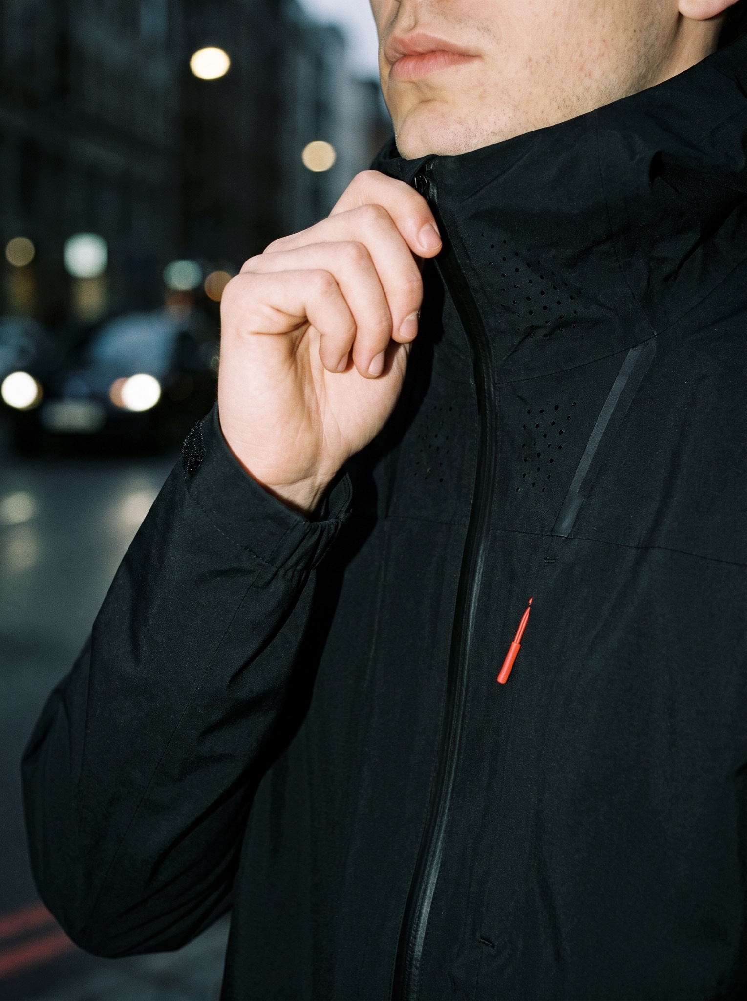 Detail — material, seam, one Signal line.